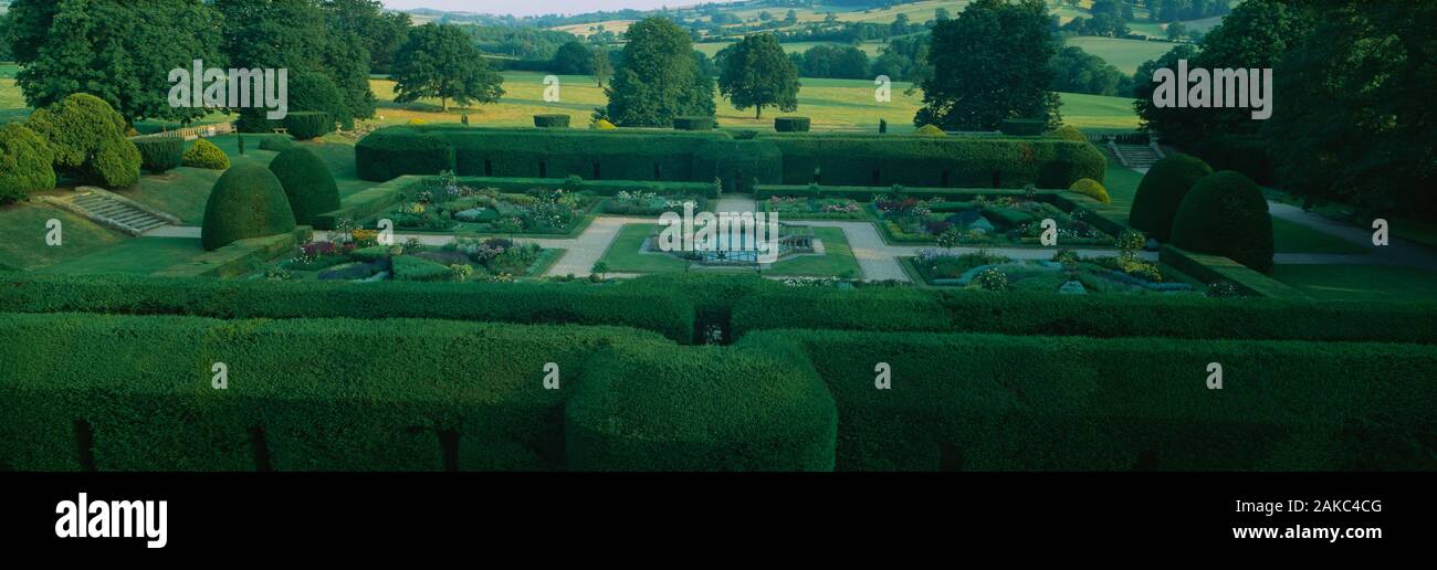 Hohen winkel Blick auf einen Garten in einer Burg, einem Schloss Sudeley, Gloucestershire, England Stockfoto