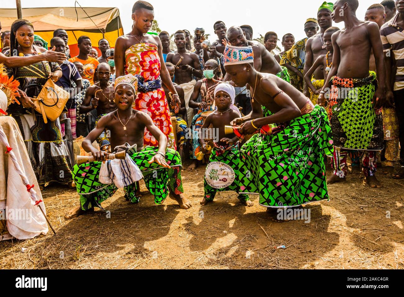 Benin Porto-Novo, Kinder tanzen während der nationalen Voodoo Festival Stockfoto