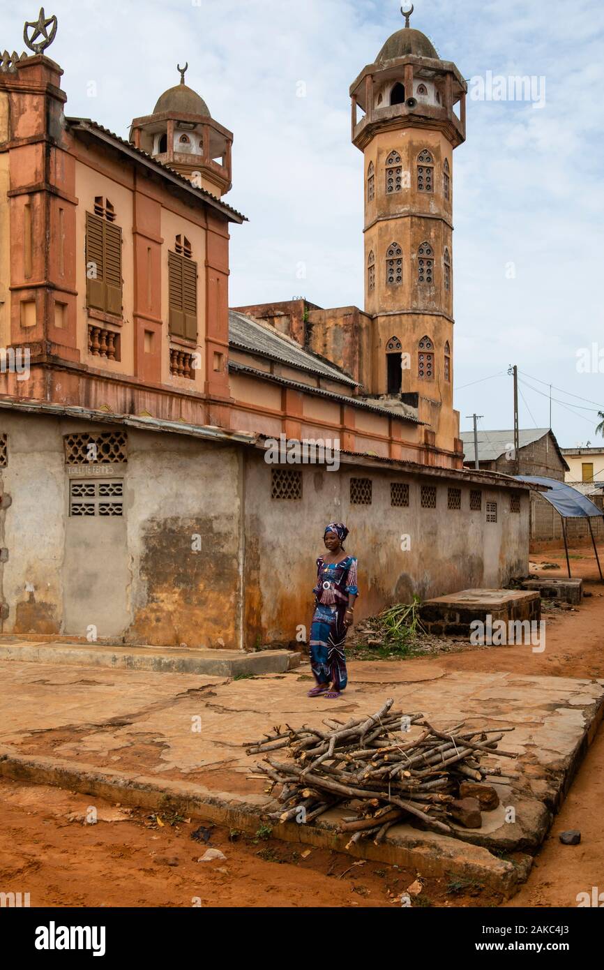 Ouidah, Benin, Frau vor der Moschee Stockfoto