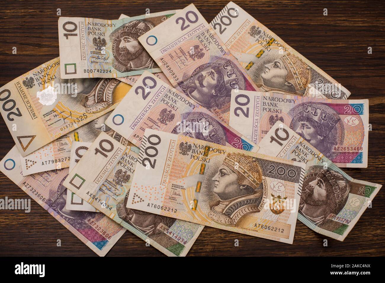 Aus verschiedenen Banknoten polnischen Geld, Zloty PLN auf einem alten Holz- Hintergrund Stockfoto
