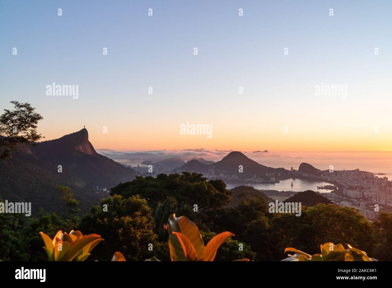 Sonnenaufgang über der Stadt Rio de Janeiro, Zuckerhut und die Christusstatue Statue von Vista Chinesa. Stockfoto