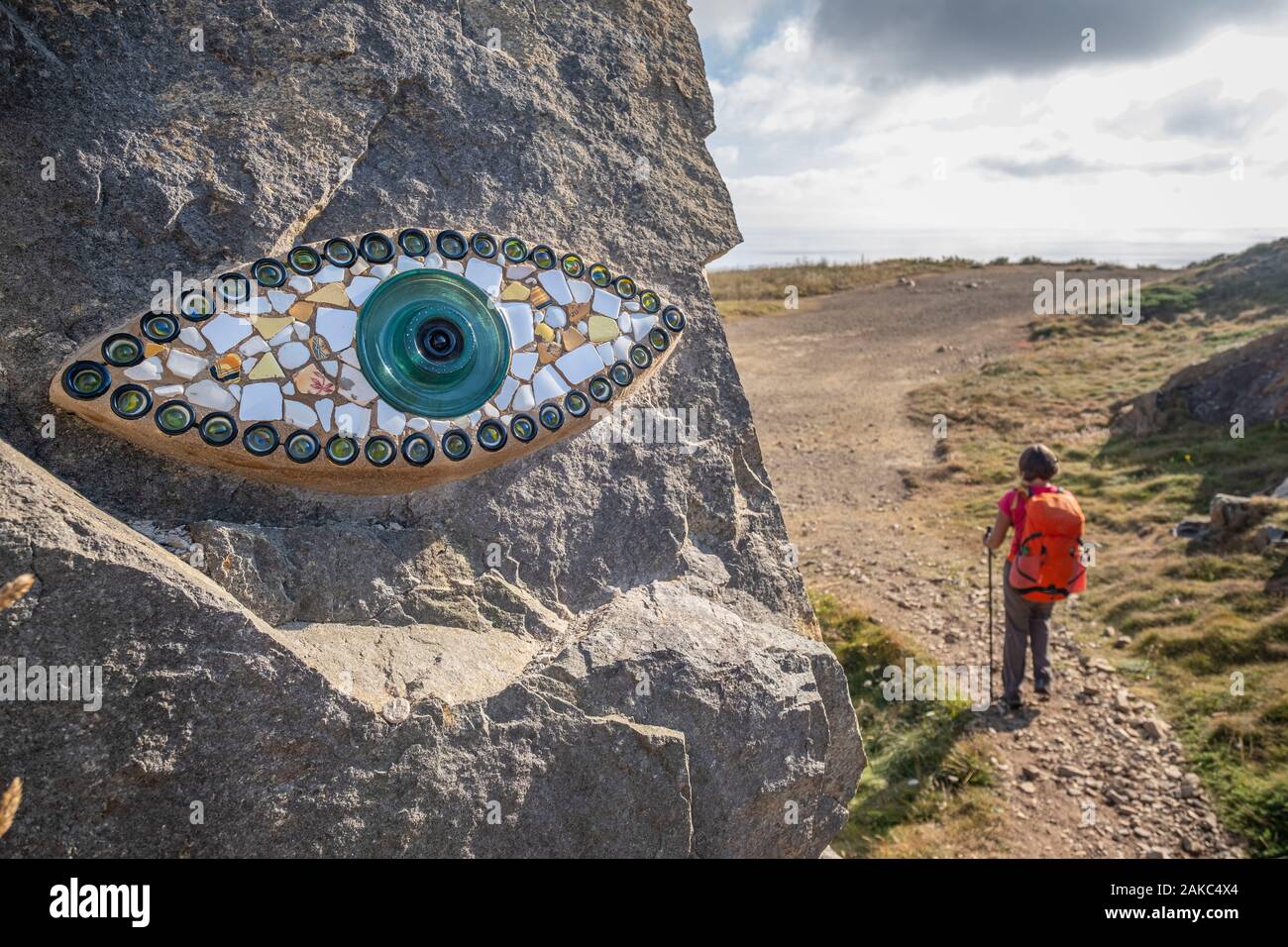 Frankreich, Finistere, - Cleden-Cap Sizun, entlang des GR34 Wanderweg oder Zoll, Trail, Mosaik Pierre Chanteau's Eye, Hommage an die Seeleute und in die Zukunft schauen Stockfoto