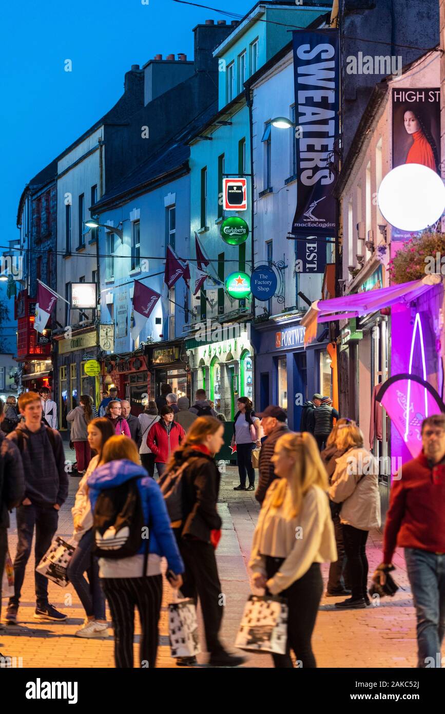 Irland, County Galway, Galway, High Street, Leute auf der Straße Stockfoto