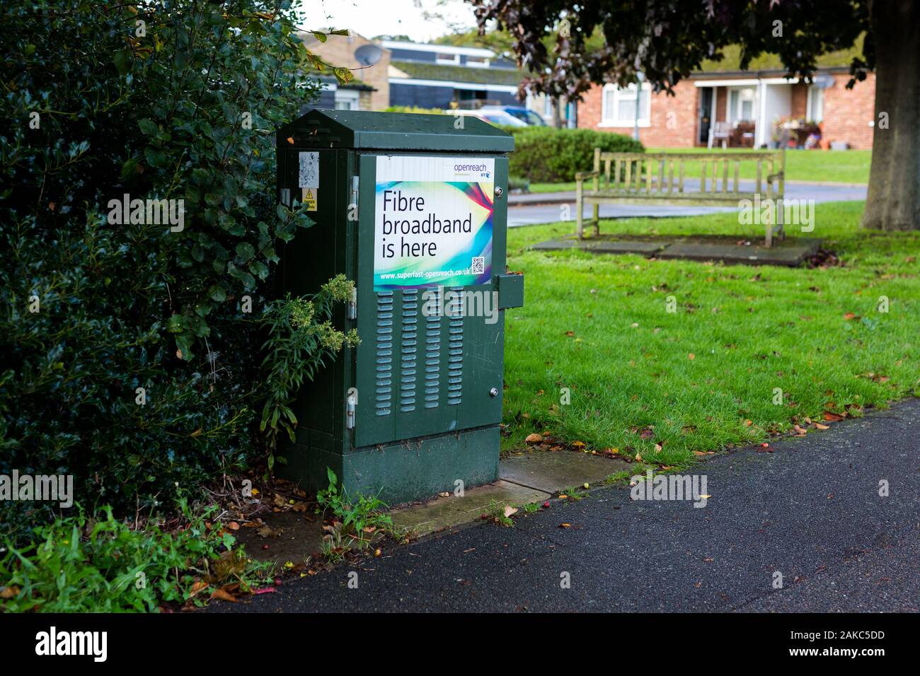 Woodbridge, Großbritannien, 18. Oktober 2019. Eine grüne telecom Kabinett Werbung die Freisetzung von Fasern im Bereich Breitband Stockfoto