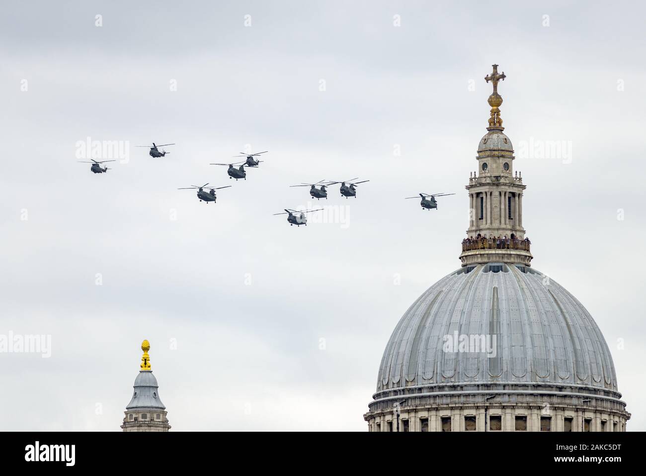 RAF Chinooks in Anzeige Bildung über St. Pauls Kathedrale auf der RAF 100-jähriges Jubiläum, London fliegen, Großbritannien Stockfoto