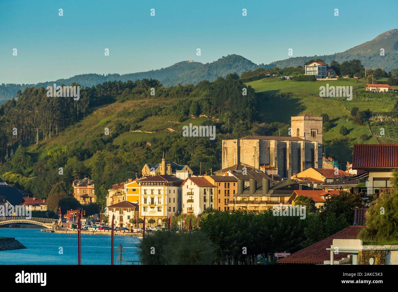 Spanien, Guipuzcoa, Baskenland, Zumaïa, Aussicht auf das Dorf und die Kirche San Pedro vom Deich Stockfoto