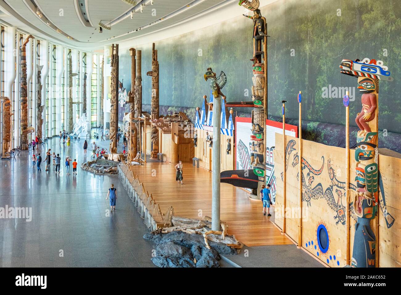 Kanada, Quebec Provinz, Outaouais region, Gatineau, das Kanadische Museum der Geschichte, früher das Kanadische Museum der Zivilisation, der Grand Hall und seine Sammlung von Totem Pole Stockfoto