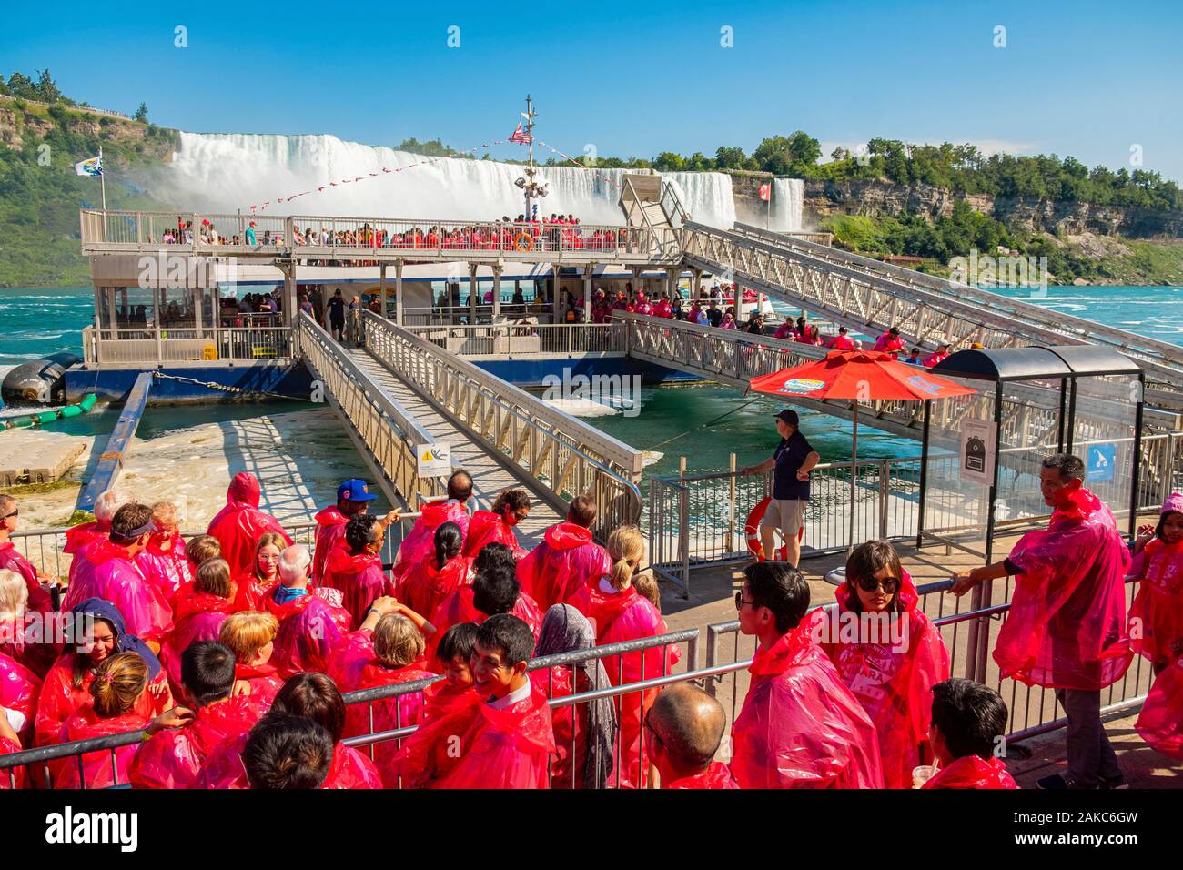 Kanada, Ontario Provinz, Niagara Falls, Hornblower kanadischen Bootsfahrt am Fuß der Amerikanischen Fälle Stockfoto