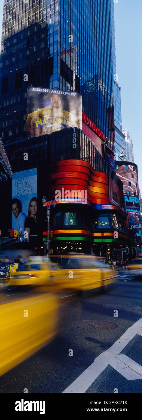 Verkehr auf einer Straße, Times Square, Manhattan, New York City, New York State, USA Stockfoto