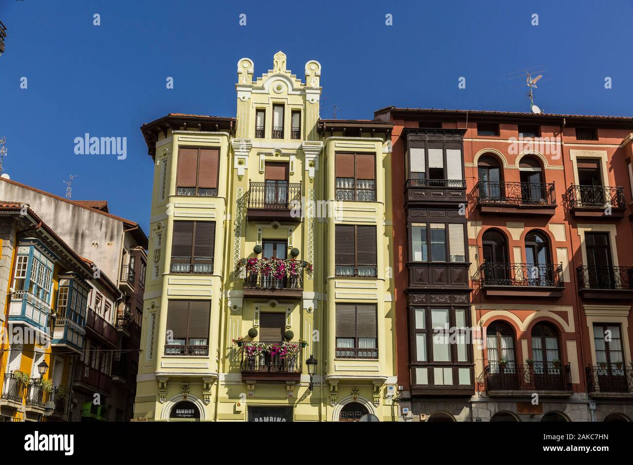 Spanien, Vizcaya, Baskenland, Bermeo, Fassade des historischen Zentrums Stockfoto