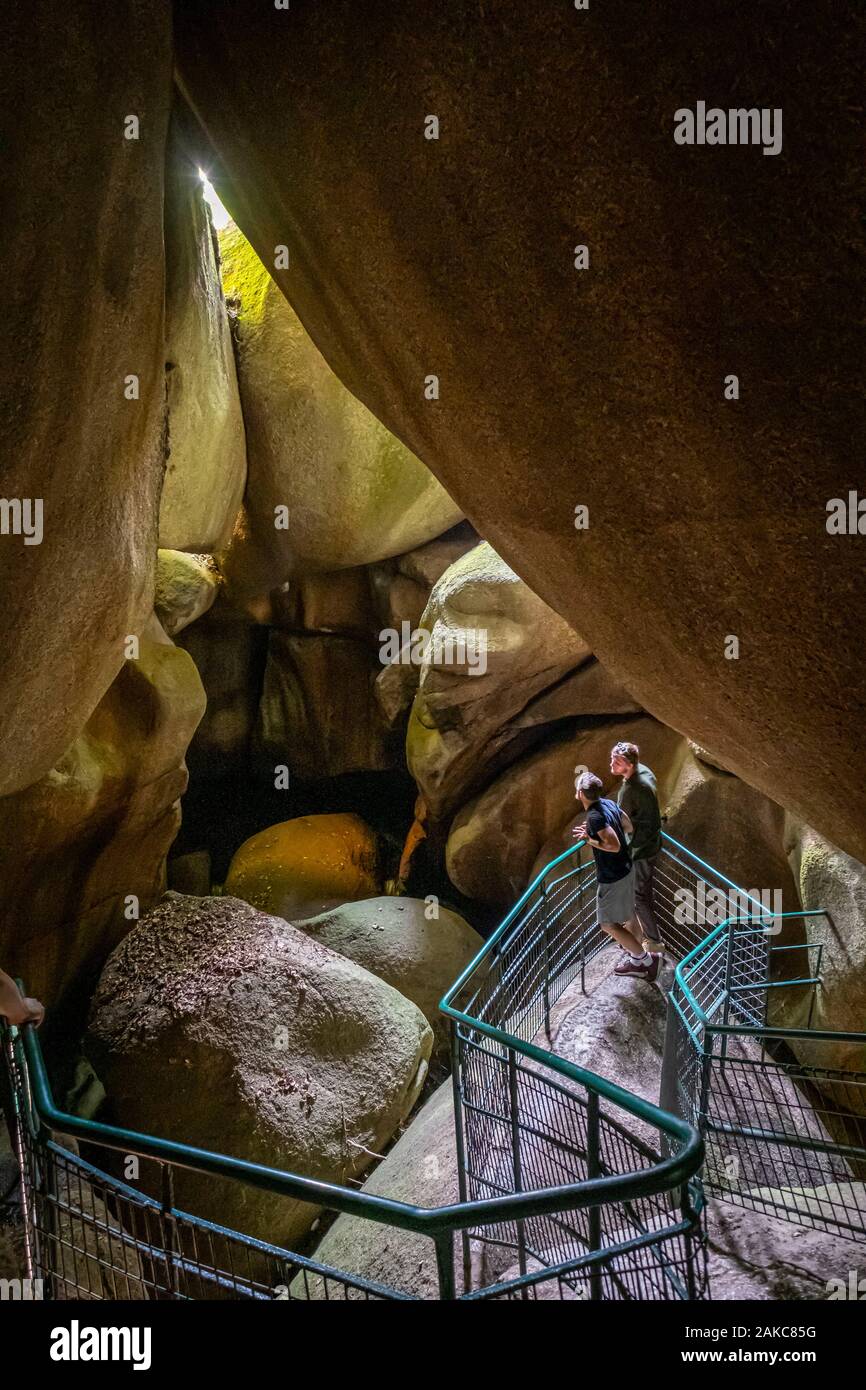 Frankreich, Finistere, Armorica Regionalen Naturpark, Huelgoat im Herzen des Monts d'Arrée, granitartigen Chaos im Tal des silbernen Fluß, Höhle des Teufels Stockfoto