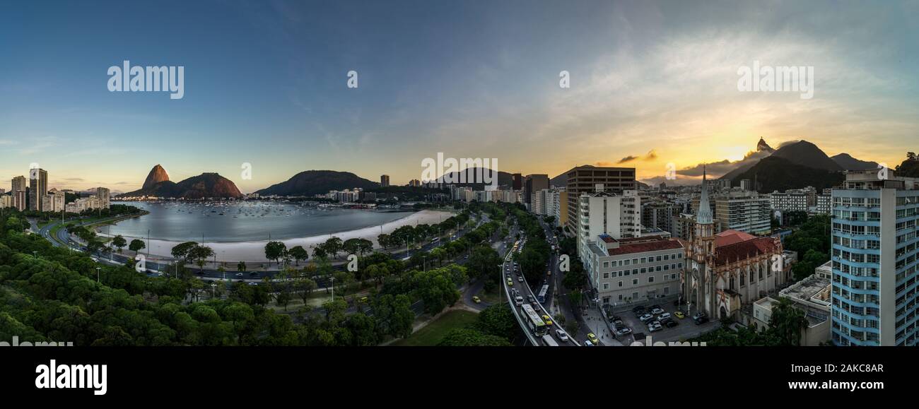 Panorama von Rio de Janeiro über Botafogo, Zuckerhut und Corcovado mit der Christusstatue Stockfoto