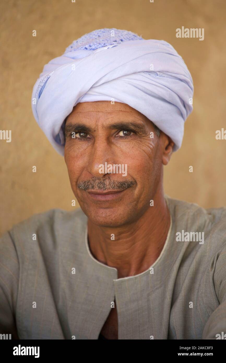 Ägypten, Oberägypten, Portrait eines turbaned Temple Guard im Tal der Handwerker auf dem linken Ufer des Nils. Stockfoto