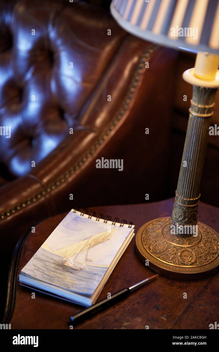 Ägypten, Ägypten, das Niltal, Aquarell Darstellung einer Feluke auf ein Notebook sitzen auf einem Britischen Stil Wohnzimmer Tisch der Dampf schiff Sudan, das letzte Dampfschiff auf dem Nil Stockfoto