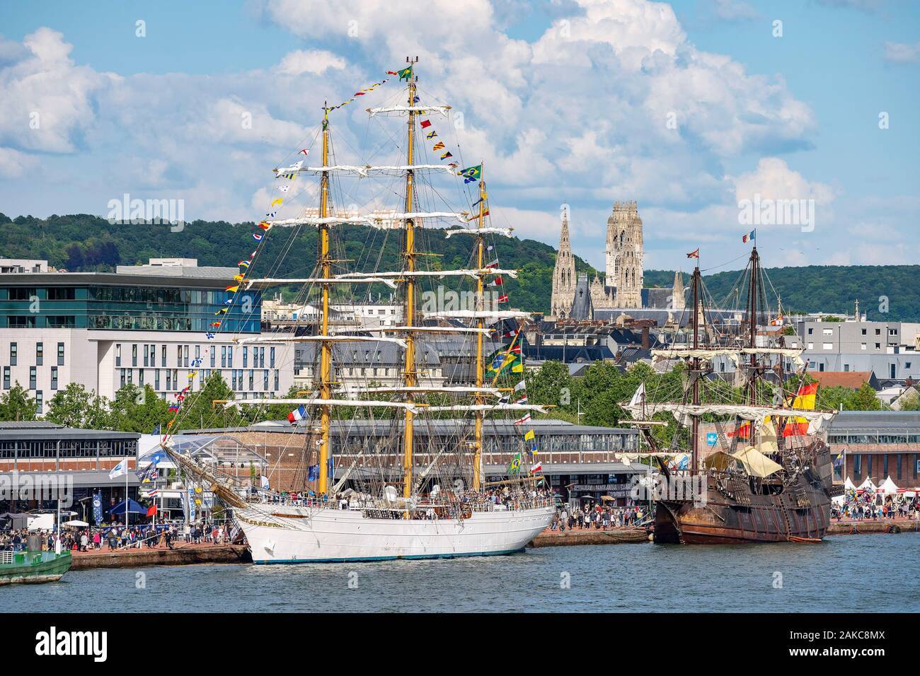 Frankreich, Seine Maritime, Rouen, Armada von Rouen 2019, die Segelboote Cisne Branco und El Galeon am Dock, Promenade Normandie-Niemen Stockfoto