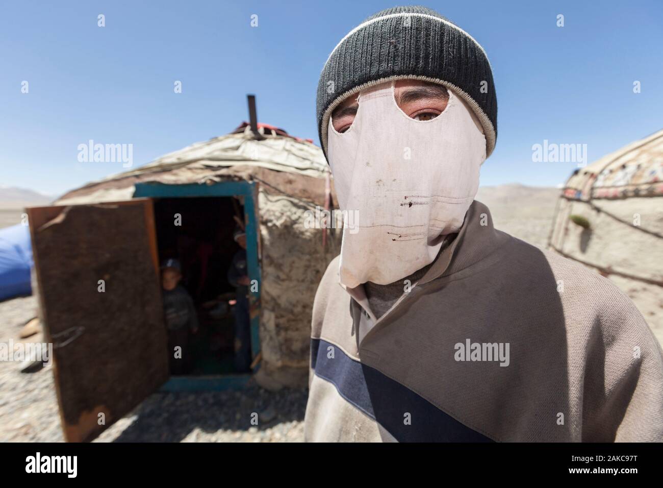 Tadschikistan, Gorno-Badakhshan Autonome Region, jurtencamp durch M41 Straße, auch Pamir Highway, Portrait eines jungen kirgisischen Mann mit einer Maske auf dem Gesicht als Schutz vor der intensiven Strahlung der Sonne, Höhe 3900 m genannt Stockfoto