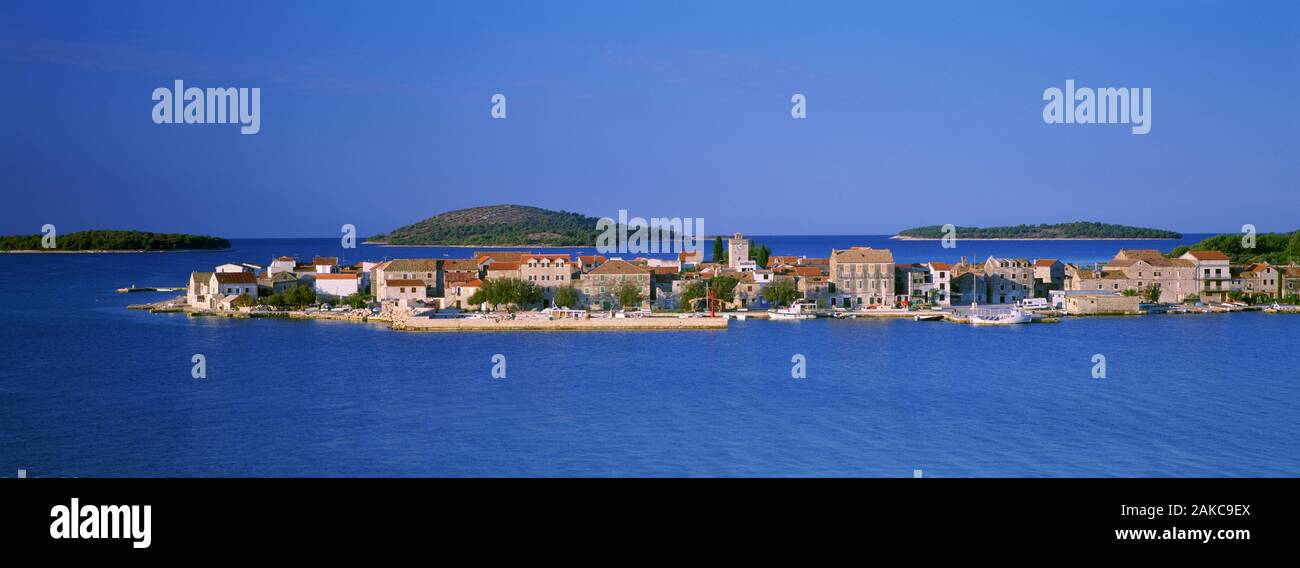 Stadt an der Waterfront, Kpapan, Sibenik, Kroatien Stockfoto