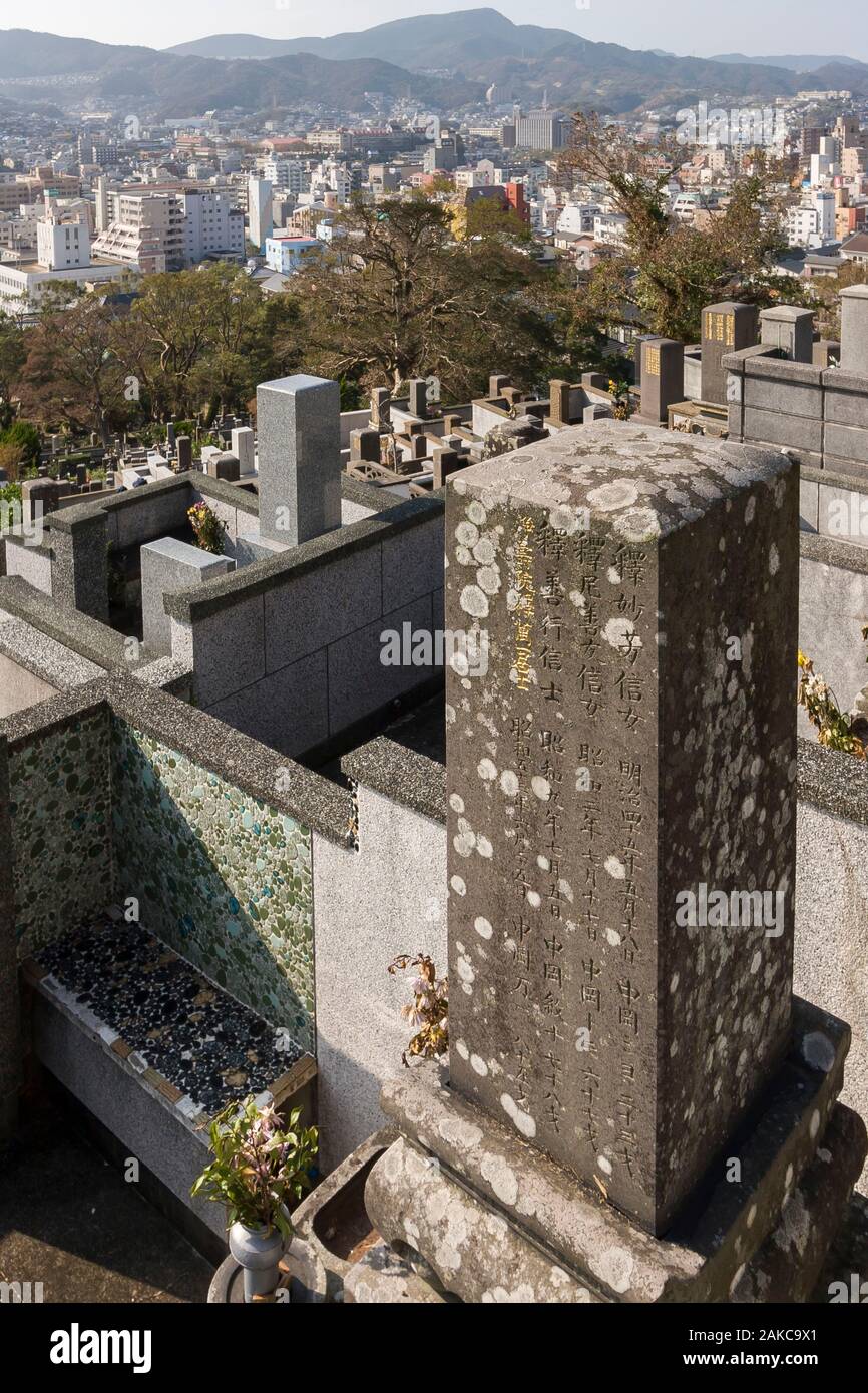 Japan, Kyushu Island, Nagasaki, Nagasaki City, Sakamoto Internationale Friedhof, Gräber, Epitaphen und Stadt im Hintergrund Stockfoto