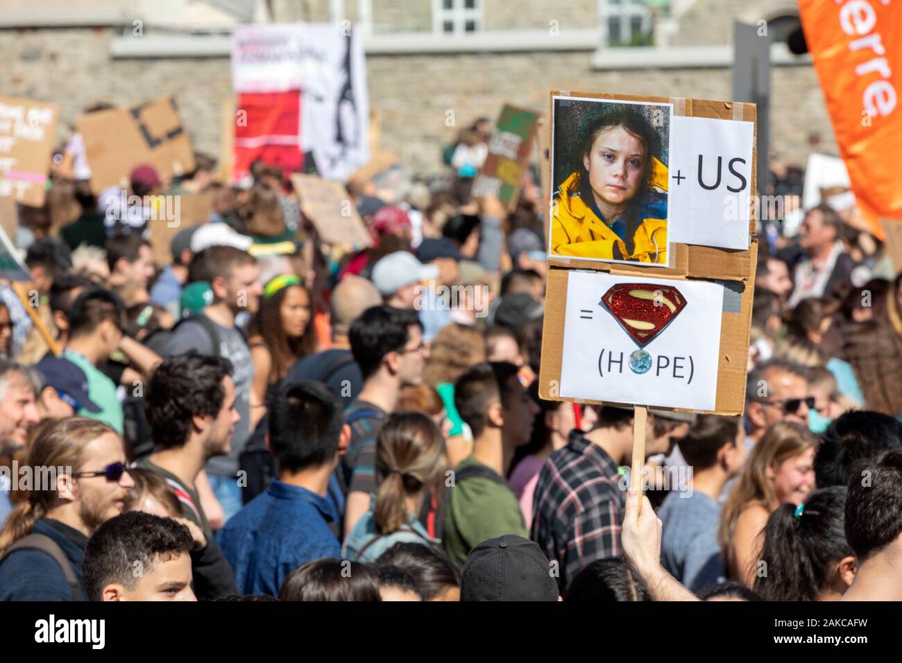 Kanada, Quebec, Montreal, der Marsch für das Klima, die Prozession, Masse schwingende Slogan Zeichen, Porträt der jungen Aktivistin Greta Thunberg Stockfoto