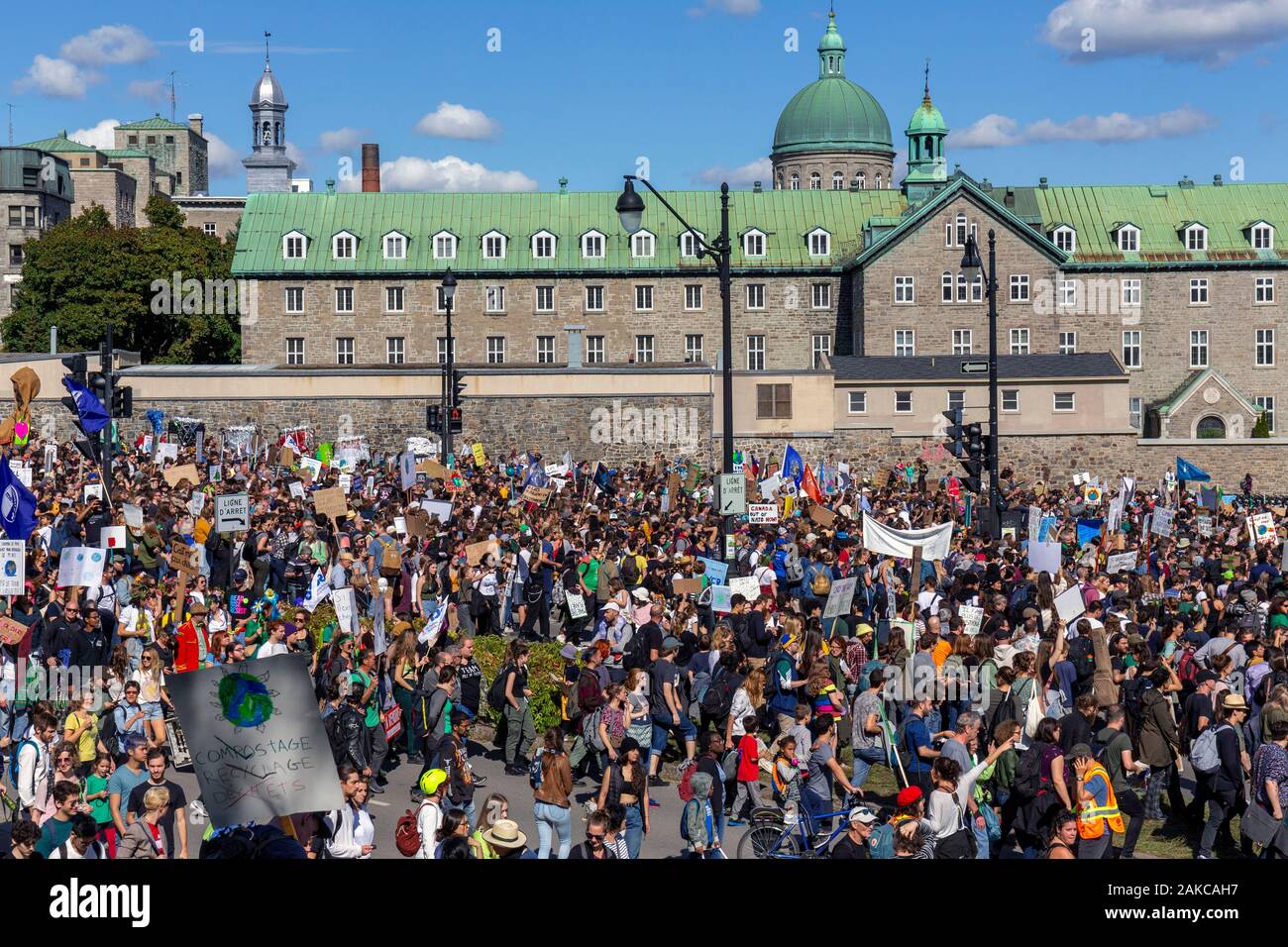 Kanada, Quebec, Montreal, der Marsch für das Klima, die Passage der Prozession vor den Gebäuden des Hôtel-Dieu Stockfoto