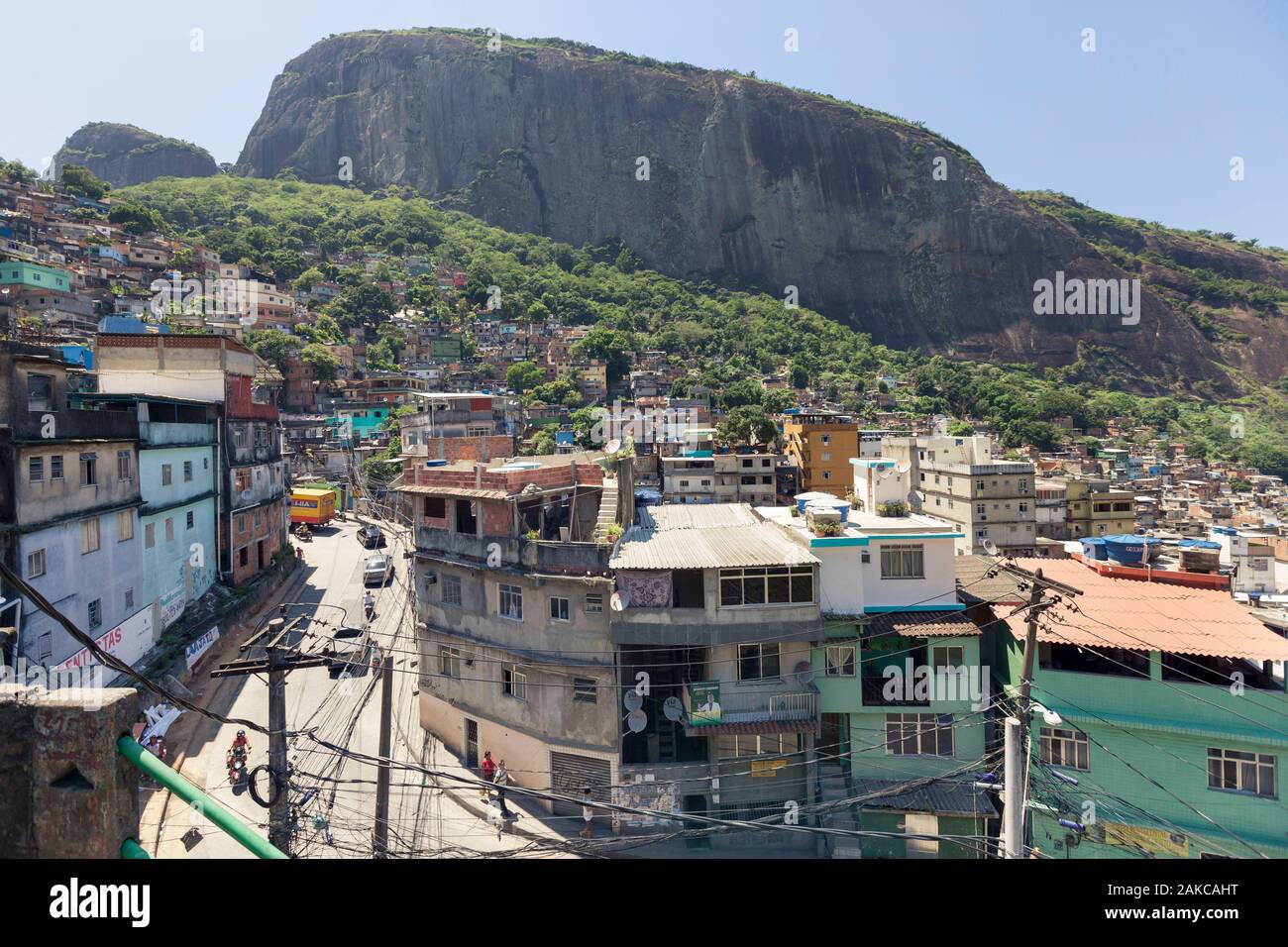 Brasilien, Bundesstaat Rio de Janeiro, die Stadt von Rio de Janeiro, Favela Rocinha, Carioca Landschaften zwischen den Bergen und dem Meer klassifiziert UNESCO Welterbe, Erhöhte Ansicht einer Favela Straße und die Berge im Hintergrund Stockfoto