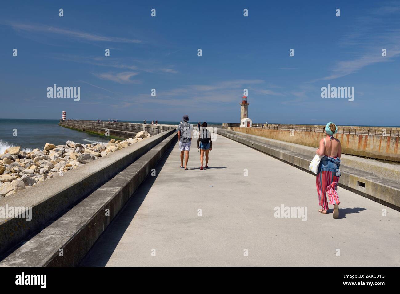 Portugal, Region Nord, Porto, Praia das Pastoras Strand, Tavira Pier und Leuchtturm (rechts) und Leuchtturm von Pontão (links) am Rand des Atlantischen Ozeans, Baum Menschen zu Fuß auf der Pier Stockfoto