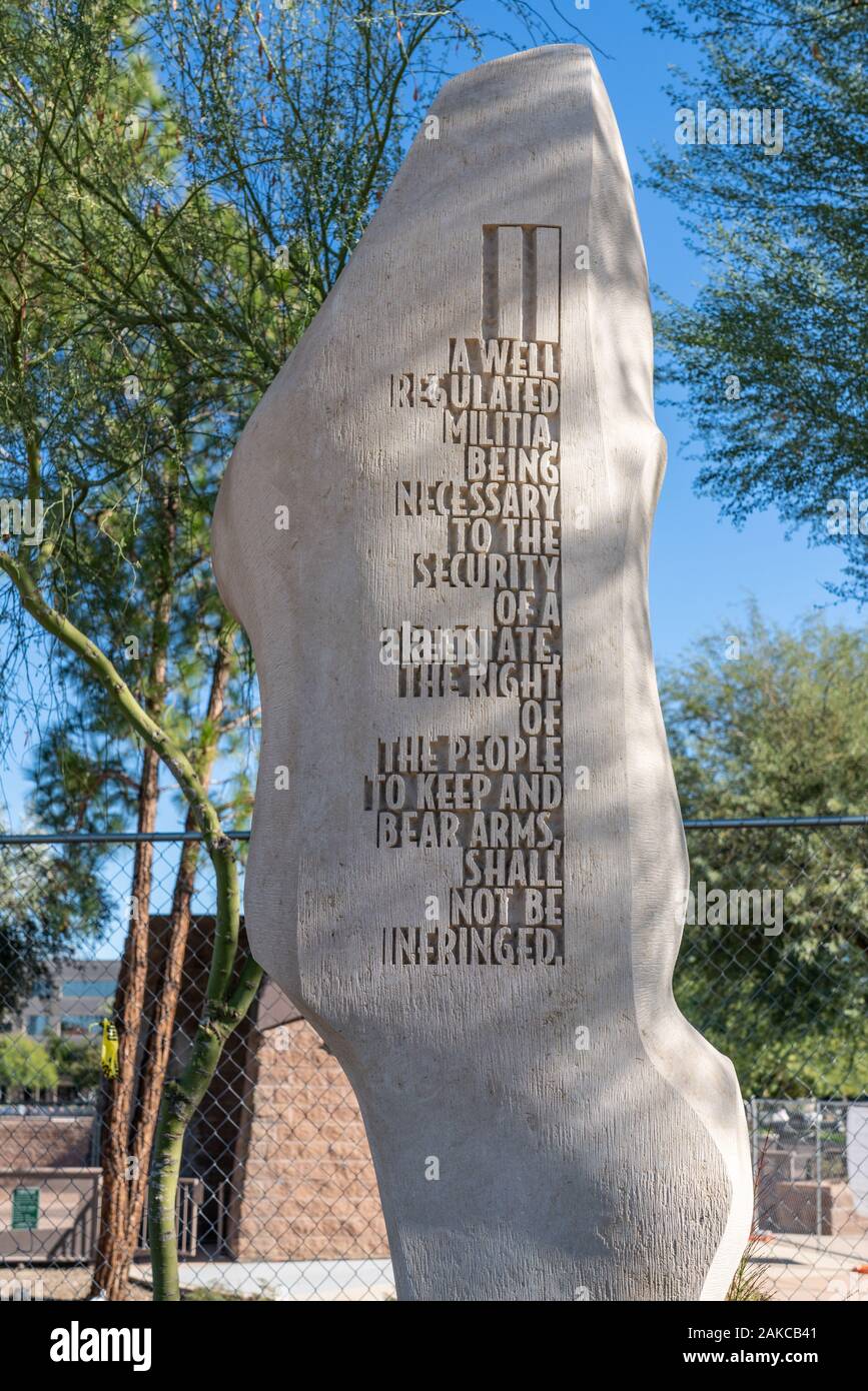 Phoenix, AZ - November 30, 2019: Dieser Kalkstein Skulptur von kincannon Studios ist mit dem zweiten Änderungsantrag graviert und ist Teil des zehn Monolithen der varyi Stockfoto