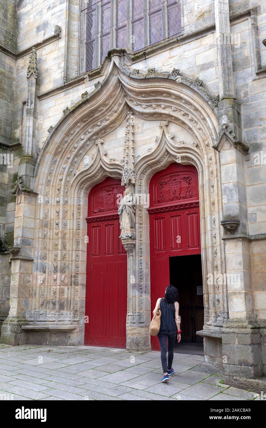 Frankreich, Morbihan, Josselin, mittelalterliche Stadt, die Basilika Notre Dame du Roncier, der Eingang und der gemeisselte Fassade und seine großen roten Türen aus Holz Stockfoto