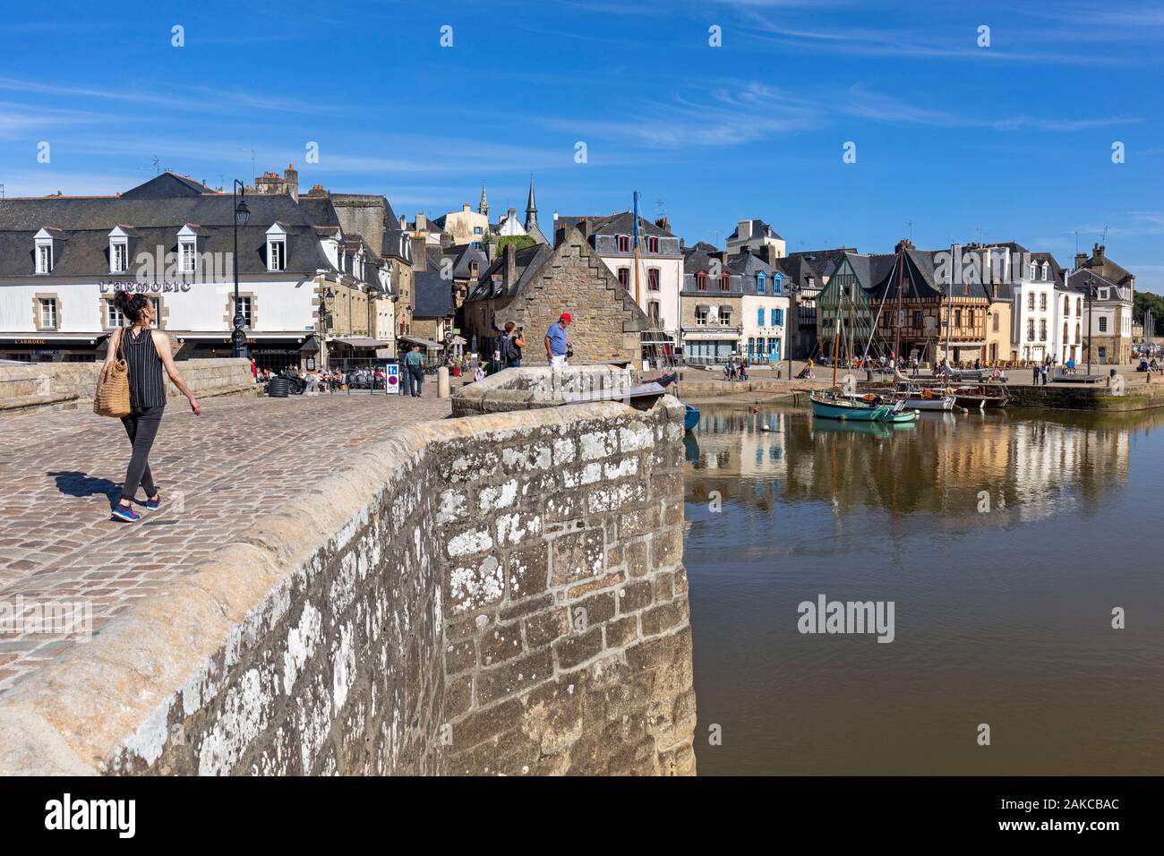 Frankreich, Morbihan, Quiberon, das alte Viertel von Port Saint-Goustan am Ufer des Flusses Auray, die Saint-Sauveur, die Brücke und den Quai Neuf Stockfoto