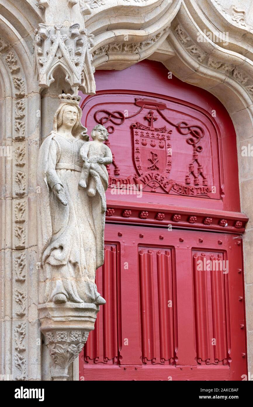 Frankreich, Morbihan, Josselin, mittelalterliches Dorf, Basilika Notre Dame du Roncier, der Eingang und der gemeisselte Fassade und seine großen roten Türen aus Holz Stockfoto