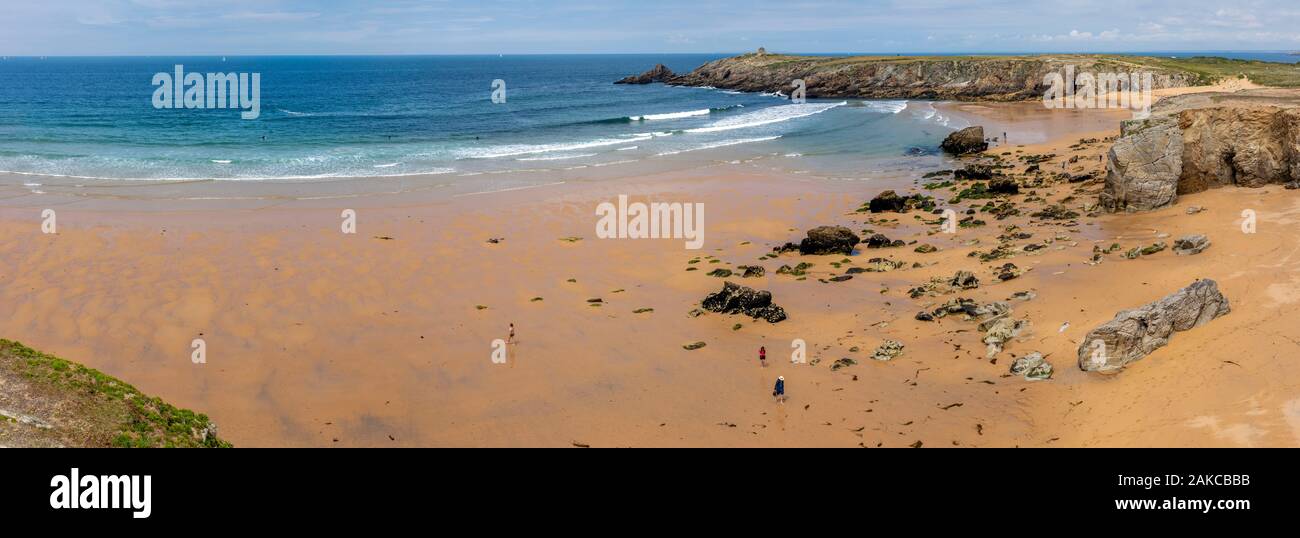 Frankreich, Morbihan, Halbinsel von Quiberon, Côte Sauvage Strand, Küste mit steilen Klippen mit Blick auf den Ozean Stockfoto