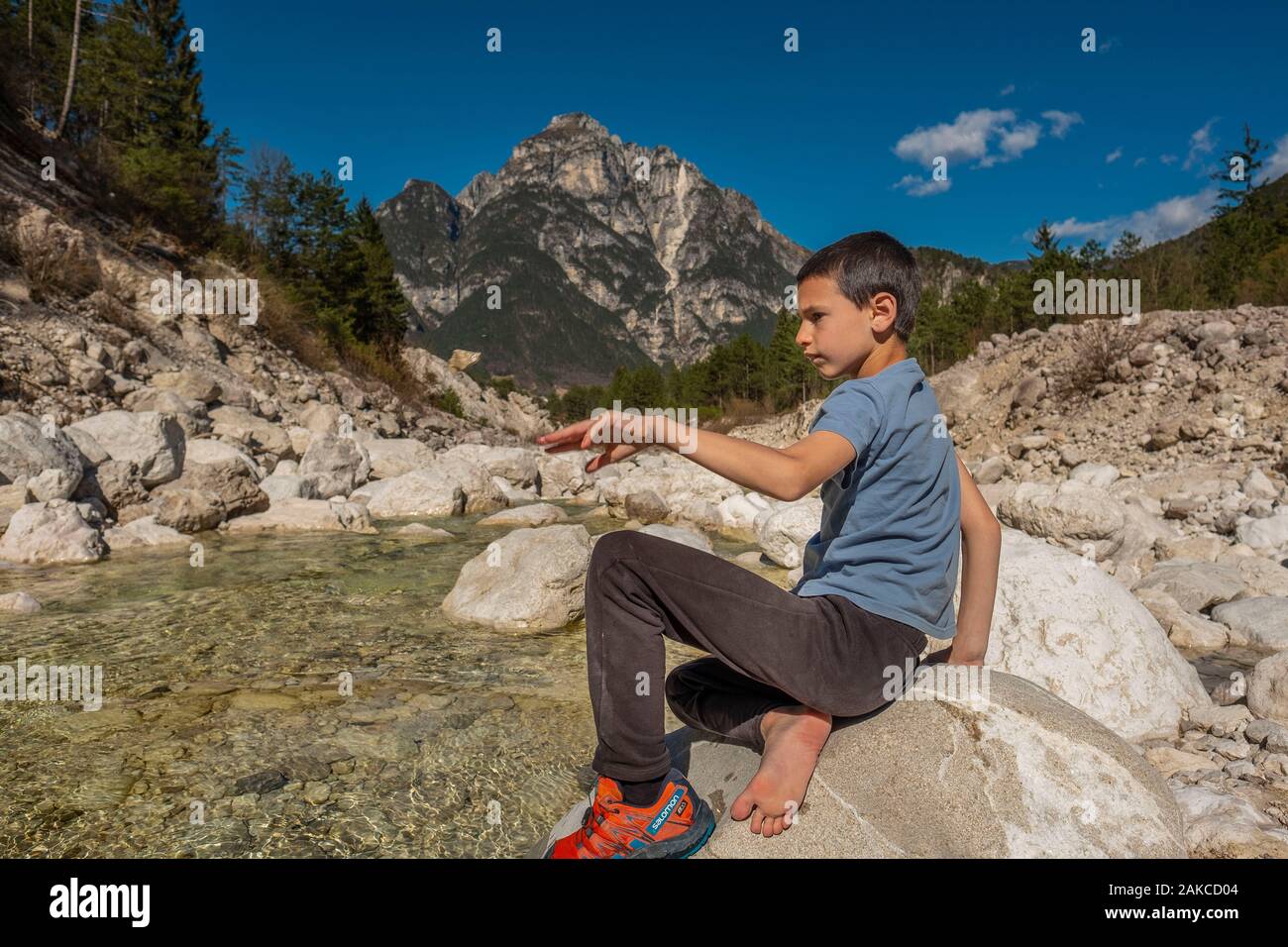 Italien, Zrece, Provici, Biwak am Fuße der Alpen, Clément die Gelegenheit nutzt, um mit Steinen zu spielen Stockfoto