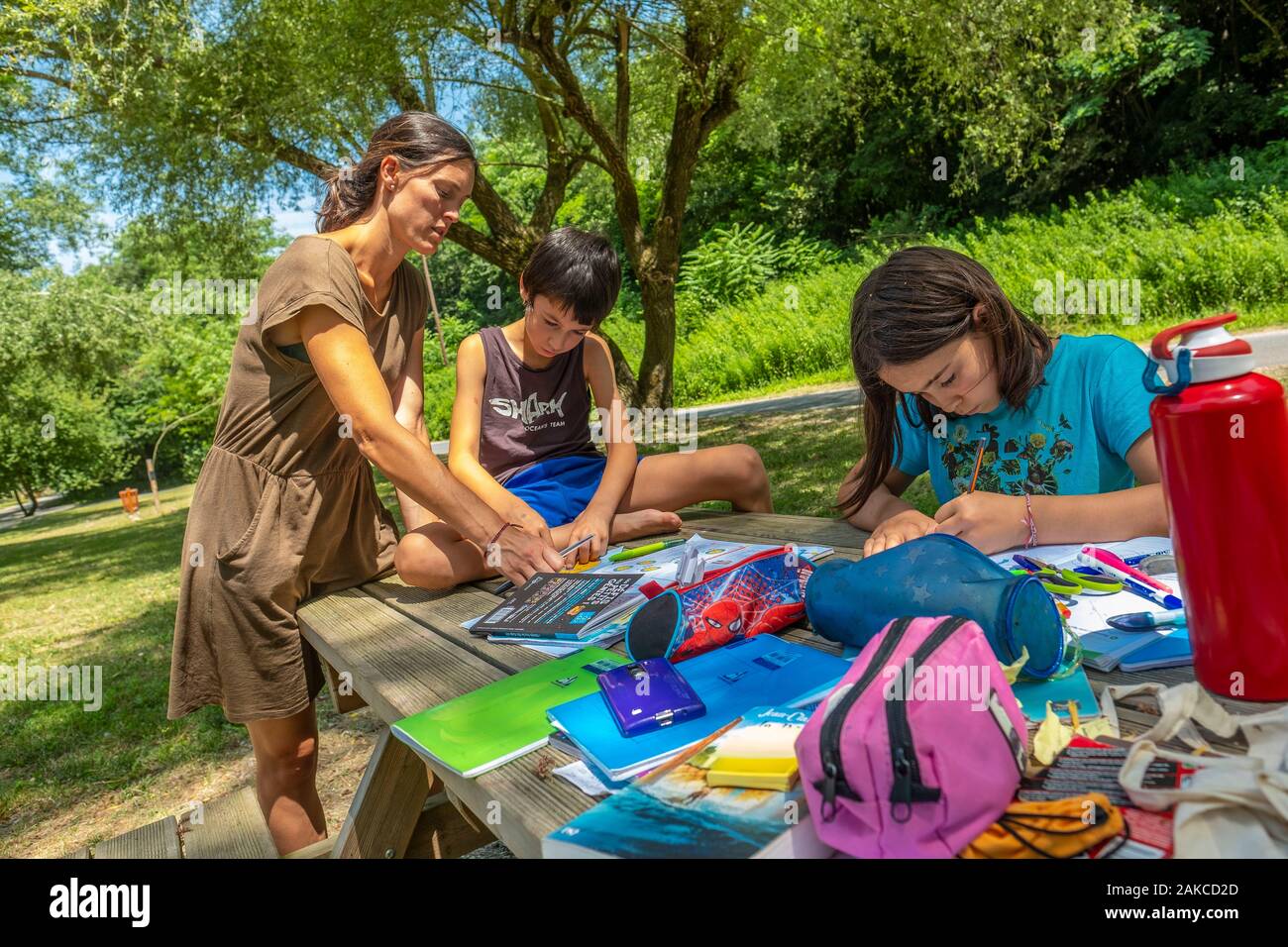 Ungarn, Veszprem, Mihalyhaza, Schule auf einem Picknicktisch Stockfoto