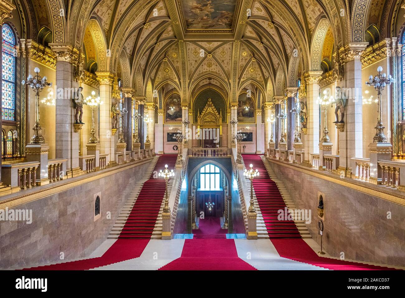 Ungarn, Budapest, Schädlingsbekämpfung, als Weltkulturerbe der UNESCO, Eingangshalle mit Treppe im Parlamentsgebäude, eine große Neo-gotische Denkmal erbaut im frühen 20. Jahrhundert, Sitz der ungarischen nationalen Versammlung aufgeführt Stockfoto