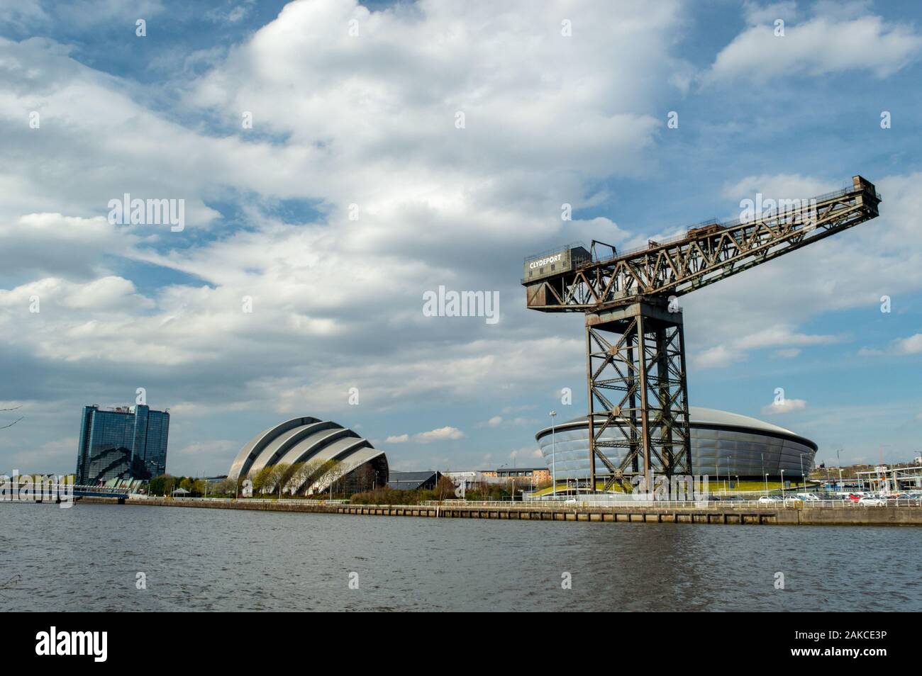 Blick nach Westen entlang des Flusses Clyde am Finnieston Crane, SSE Hydro, SEC Armadillo und Crown Plaza Hotel, Glasgow, Schottland Stockfoto