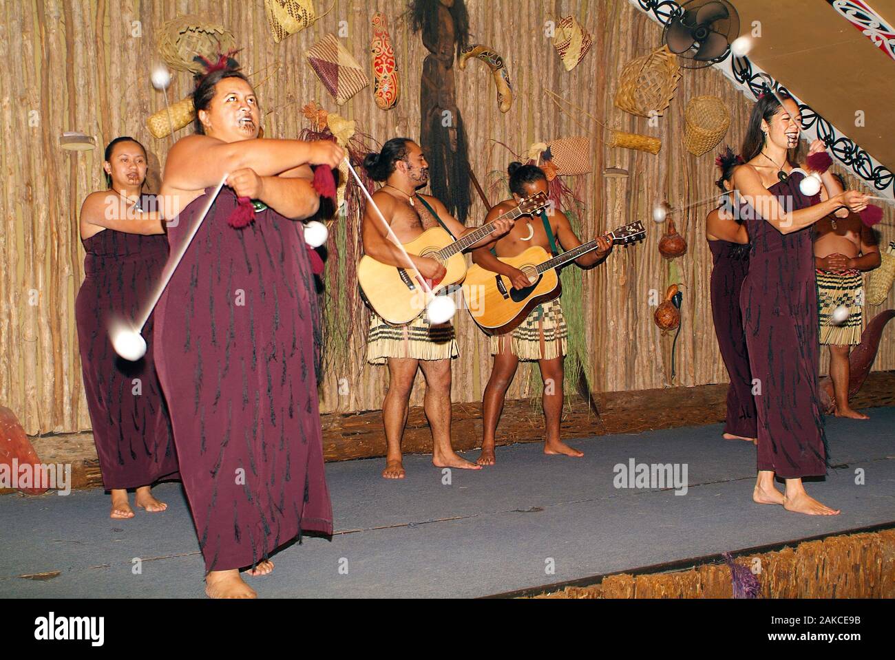 Rotorua, Neuseeland - 12. März 2005: Nicht identifizierte Akteure im traditionellen Outfit mit Tattoos von Maori Show Stockfoto