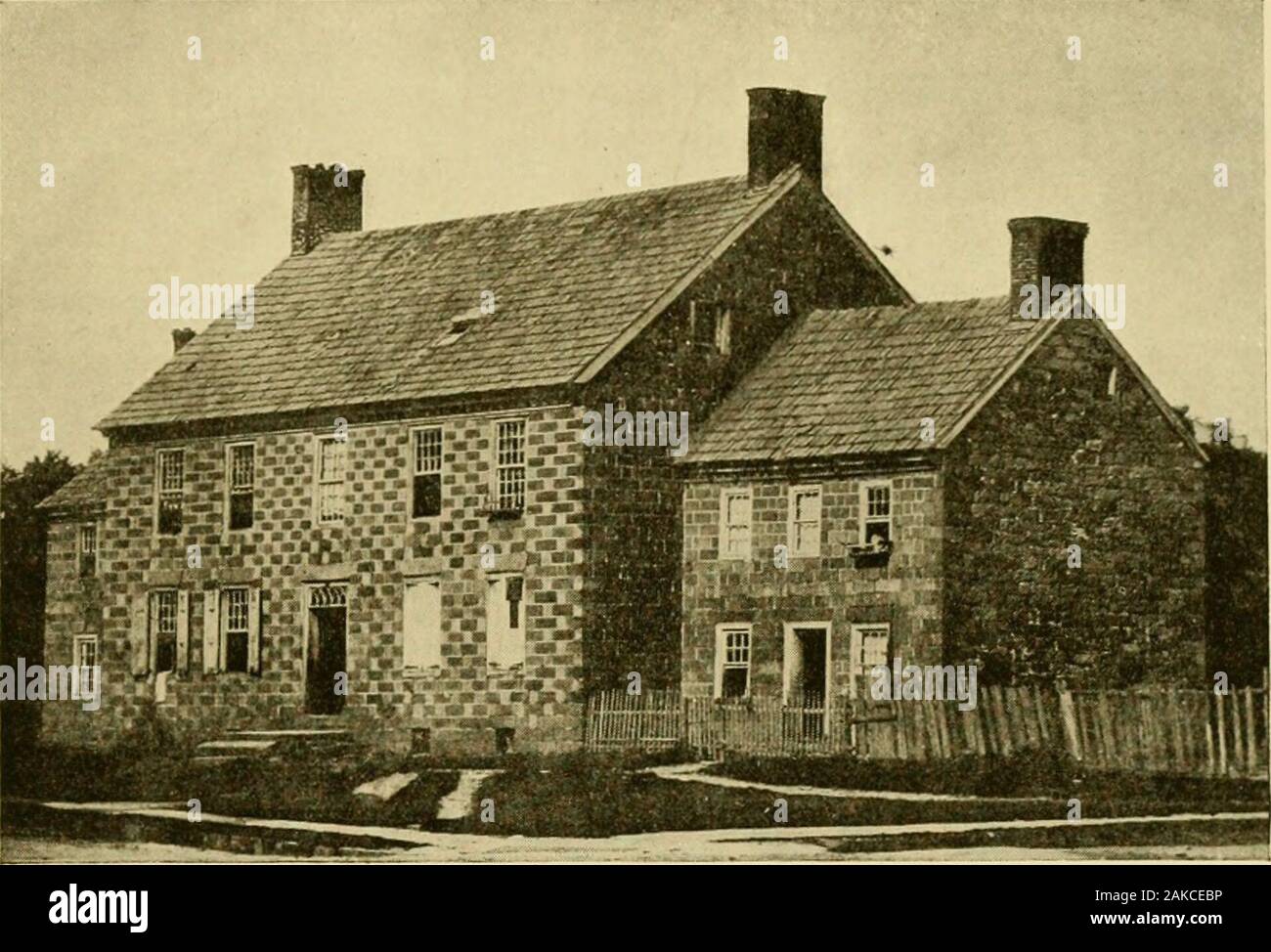 Historische Newark; eine Sammlung der Fakten & Traditionen über die interessantesten Orte, Straßen und Gebäude der Stadt;. Reet. Hewas beraubt der sehr Schuhe trat er, und sein Haus geplündert, andviolent Bedrohungen von ihm hängen durch die Partei, mit der hehad Sympathisierte vorgenommen wurden. An dem Tag, an dem Kapitän Nutman den enemywith Eine solche Ovationen begrüßt, Häuser in der Nähe und Ferne geplündert wurden und livesthreatened. Mehr als ein Bürger von Newark empfangen Misshandlung, unter ihnen im Alter von Benjamin Coe und seine Frau. Benjamin Coe war sowohl ein Landwirt und ein Schneider, eine hochgradig respectedcitizen von Newark, und eine Ar Stockfoto