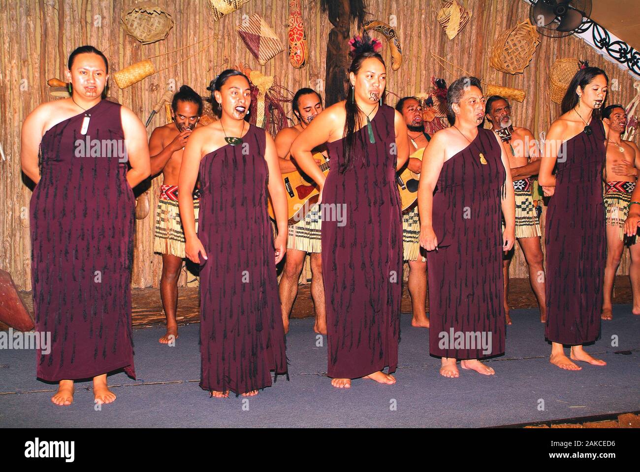 Rotorua, Neuseeland - 12. März 2005: Unbekannter Maori im traditionellen Outfit mit Tatoos am Abend zeigen Stockfoto