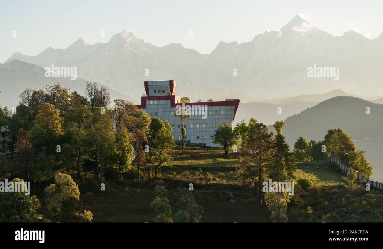 Chaukori, Uttarakhand, Indien - April 2019: Eine moderne Struktur in den Bergen des Himalaja Dorf vor der Kulisse der schneebedeckten Berge von Stockfoto