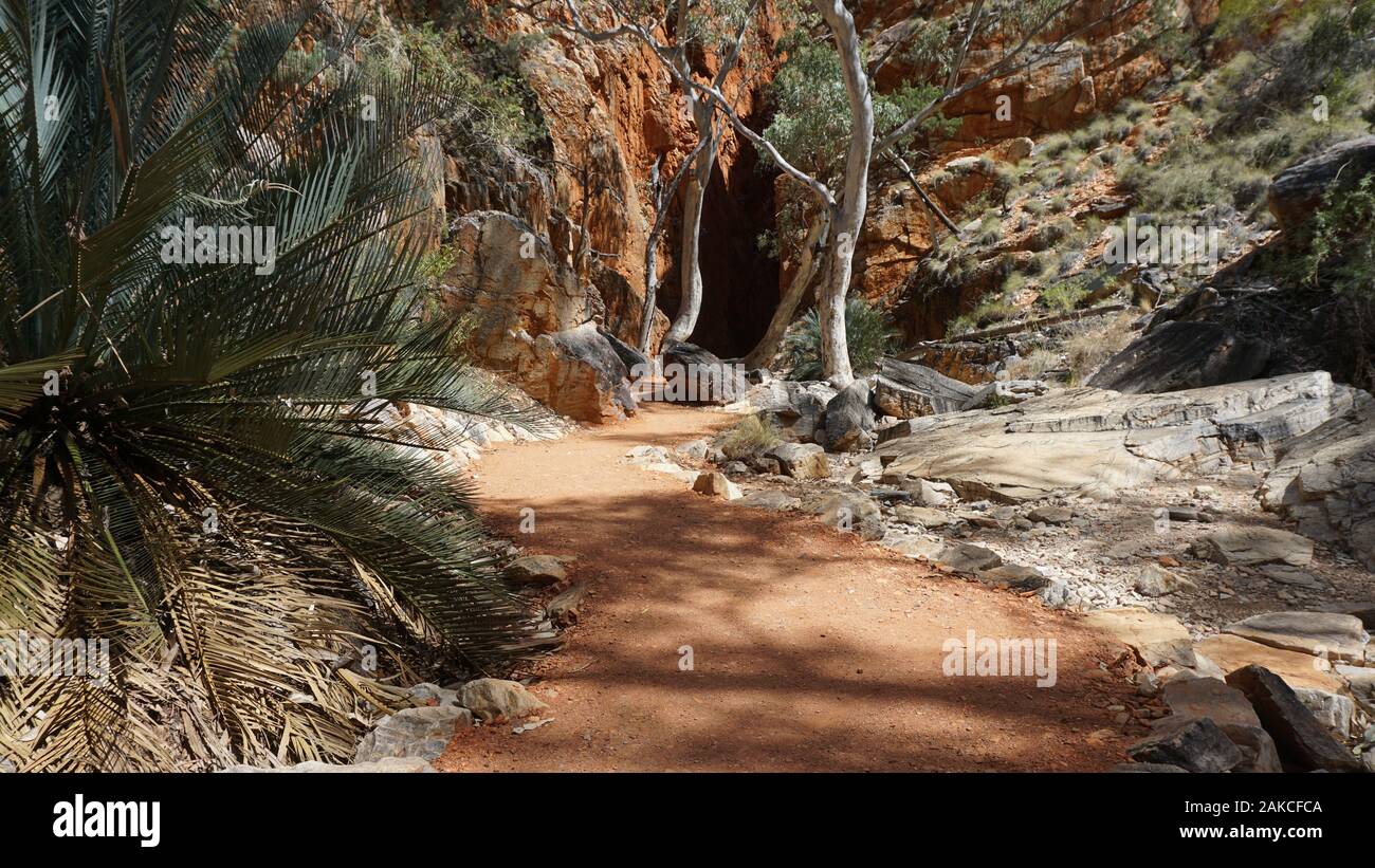 Einen sonnigen Tag im West MacDonnell Ranges im Norden, in der Nähe von Alice Springs/Australien Stockfoto