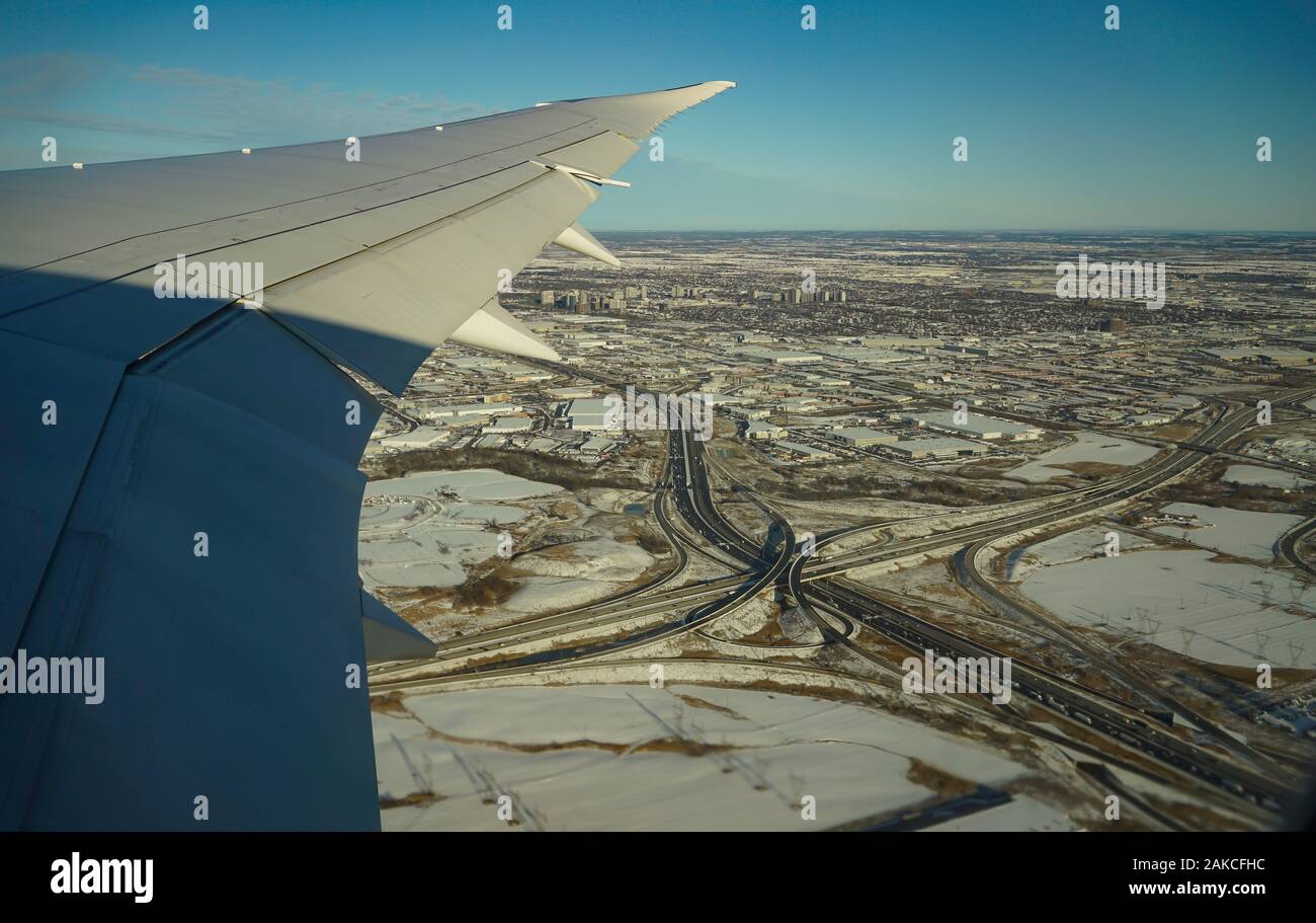 Air Canada 787 Jet aus ist von yyz über entwickeln Gehäuse Land, es zeigt das Wachstum von Toronto. Dasselbe Flugzeug landet in Los Angeles, LAX Stockfoto
