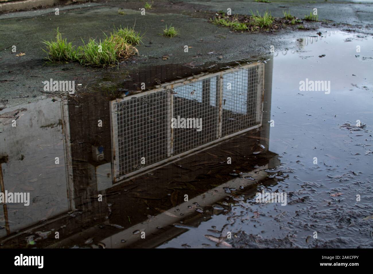 Alte Gebäude Reflexion im Wasser Stockfoto