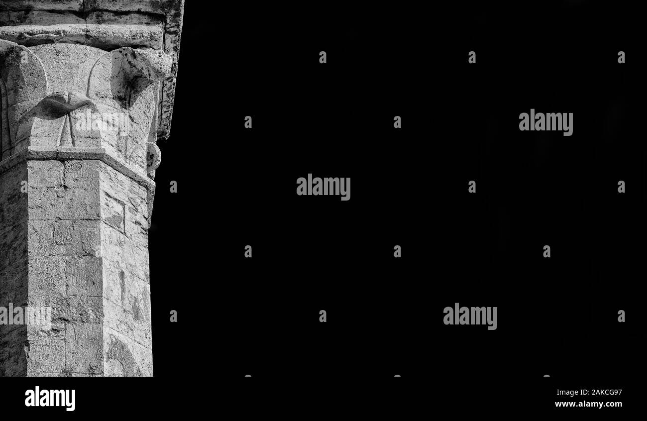 Mittelalterliche Architektur in Perugia. Alten Marmor-Spalte (Schwarz und Weiß mit Kopie Raum) Stockfoto