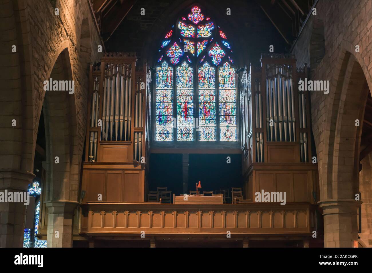 Innenraum von Brechin Kathedrale, Angus, Schottland, UK, die Rohre der Orgel in der Orgelempore und Galerie und der Westen Glasfenster. Stockfoto