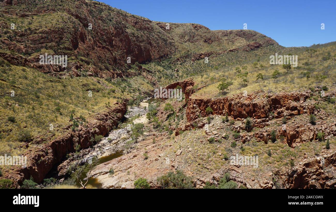 Einen sonnigen Tag im West MacDonnell Ranges im Norden, in der Nähe von Alice Springs/Australien Stockfoto