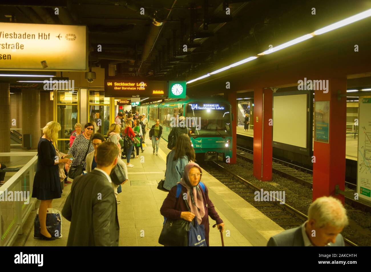 FRANKFURT AM MAIN, Deutschland - 31. AUGUST 2018: Zug zu überfüllten U-Plattform, Frankfurt Anreise, Deutschland Stockfoto