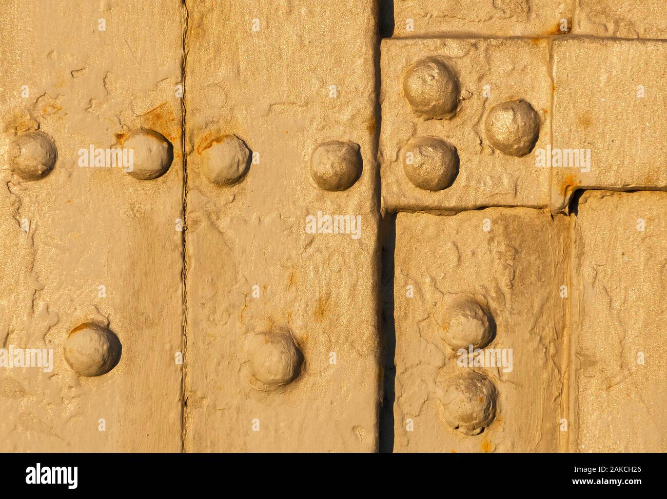 Altes Eisen panel mit Schrauben und Rost als Hintergrund Stockfoto