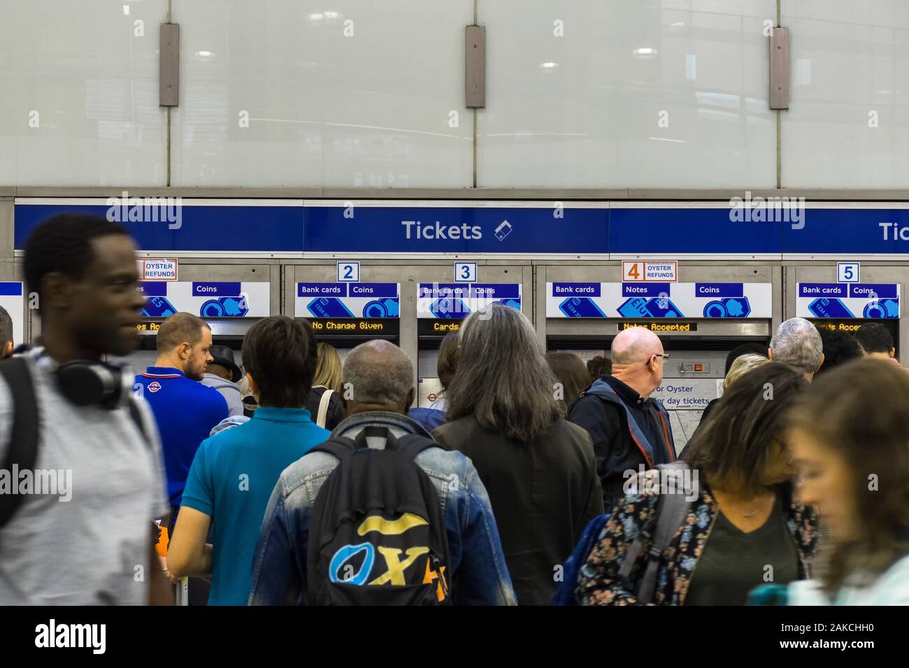 Pendler in der Warteschlange für automatisierten Fahrkartenautomaten am Bahnhof Kings Cross, London, UK Stockfoto