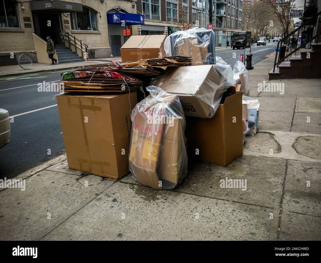 Kartons aus Christmas shopping Produkte warten auf trash Pick-up außerhalb eines Gebäudes in New York am Freitag, 27. Dezember 2019. (© Richard B. Levine) Stockfoto