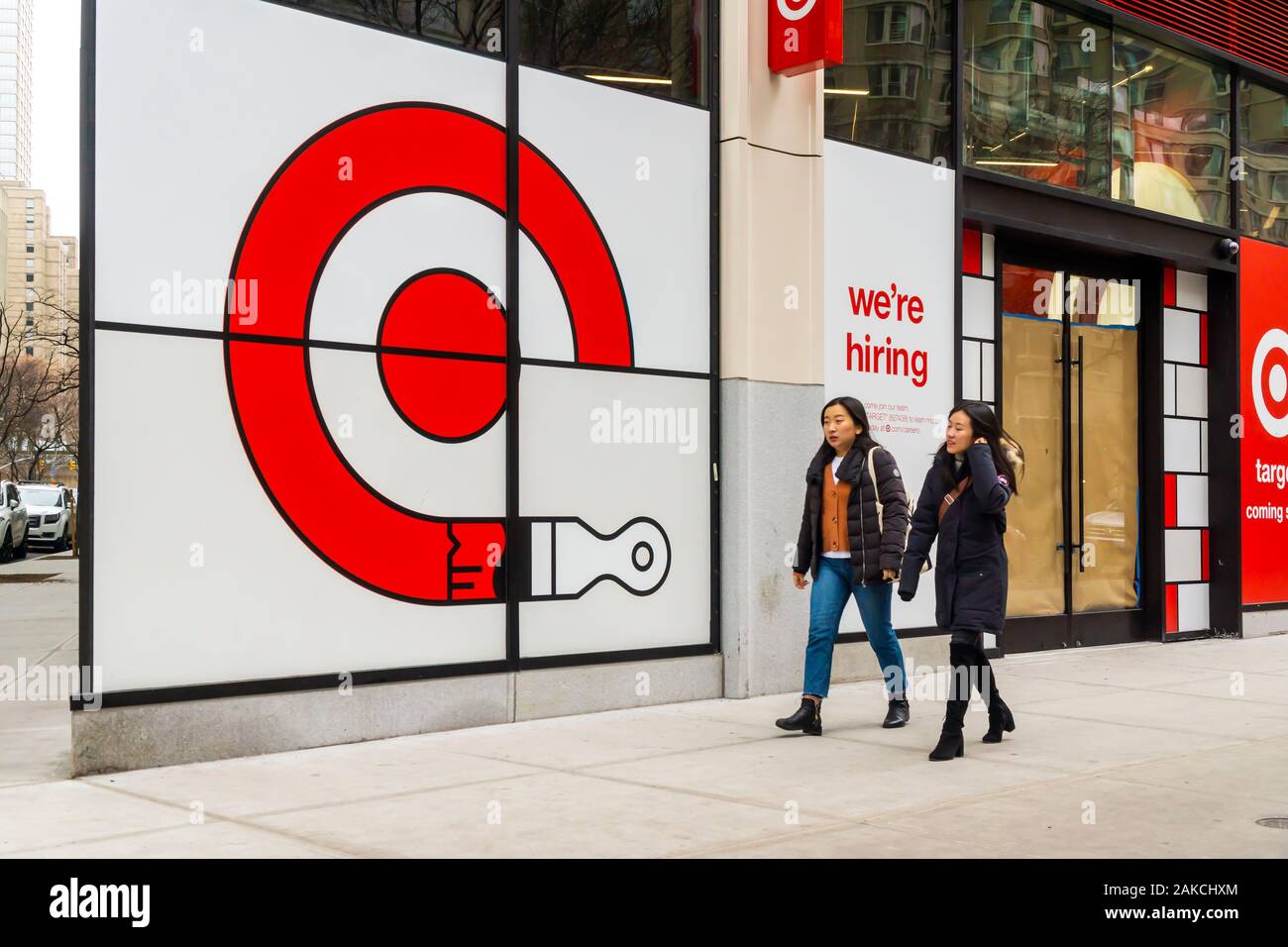 Ein Schild an der Fassade eines im Bau Target Store in der Lincoln Square Nachbarschaft in New York am Sonntag, 29 Dezember, 2019 ermutigt zukünftige Mitarbeiter für Jobs im Einzelhandel am Ziel zu übernehmen. (© Richard B. Levine) Stockfoto